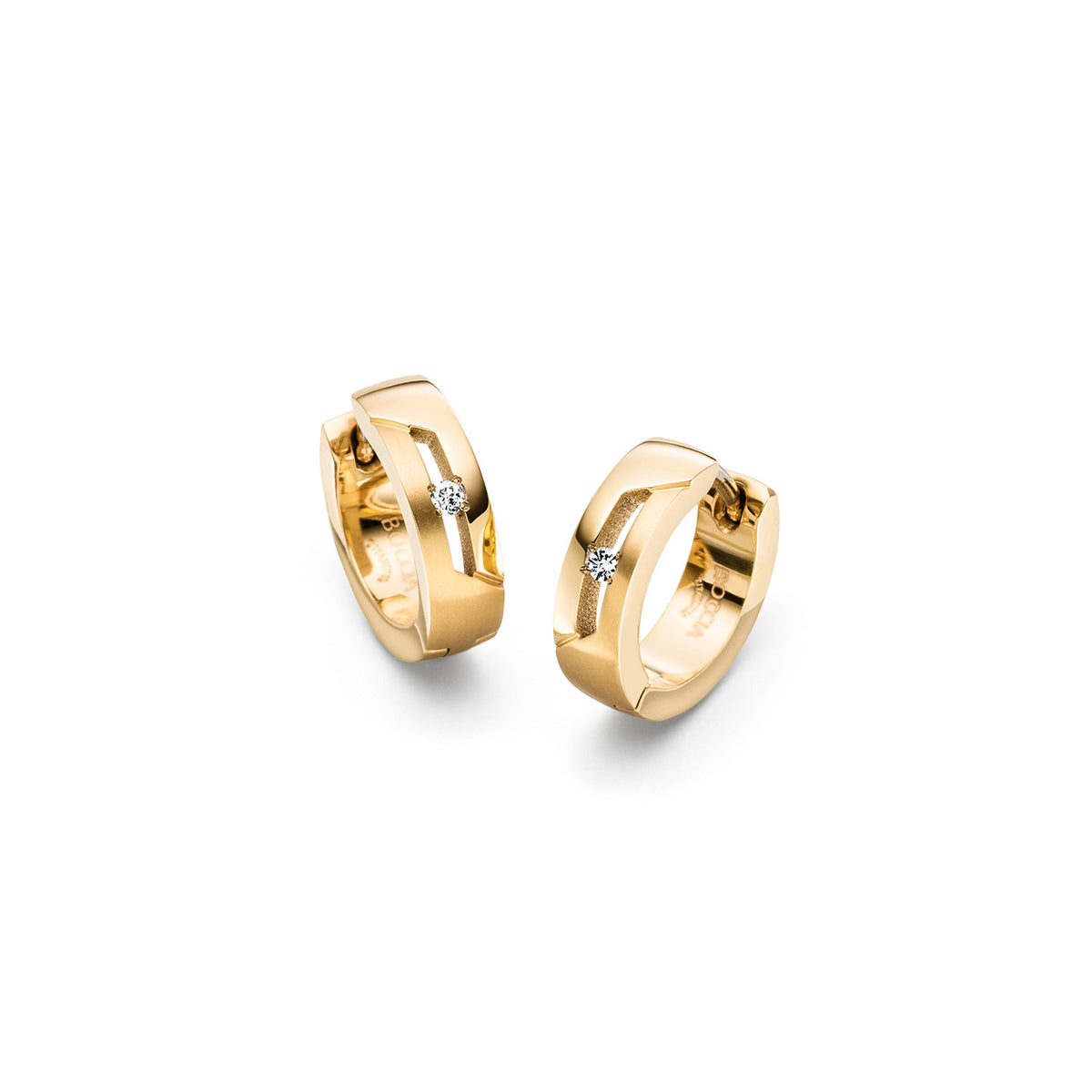 Aros de titanio dorados con diamantes de 0.04, diseño moderno y acabado brillante.