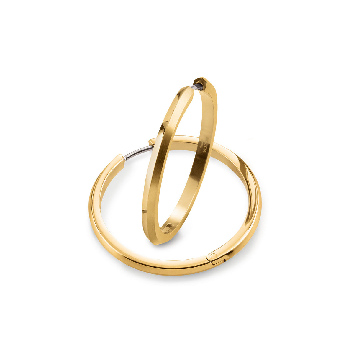 Pendientes de aro dorados de titanio con un diseño liso y cierre seguro.