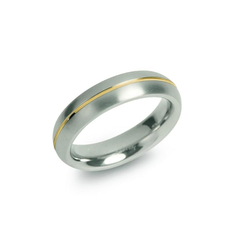 Anillo de titanio bicolor con una línea dorada en el centro y acabado pulido.