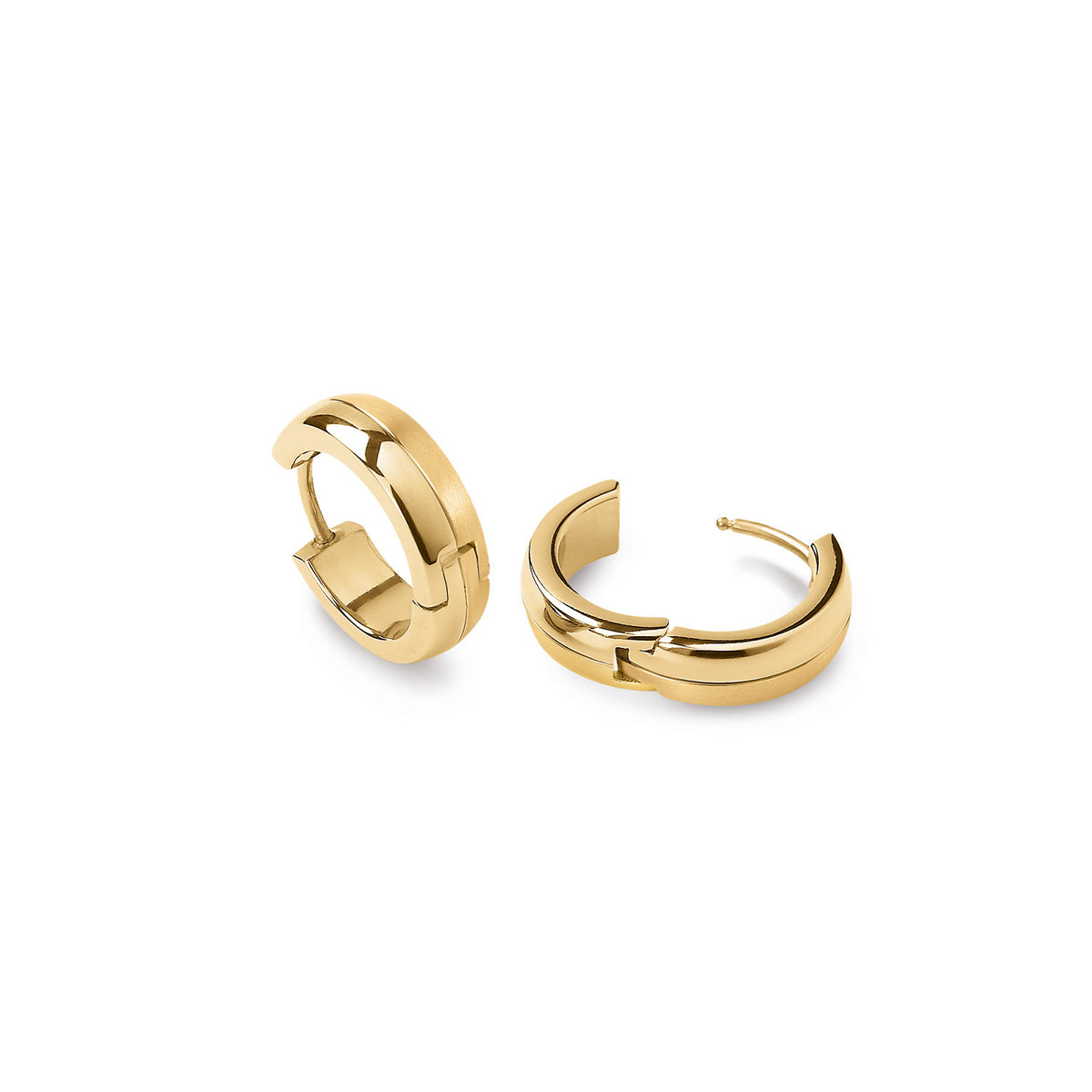 Pendientes de aro de titanio dorado con un diseño moderno y pulido.