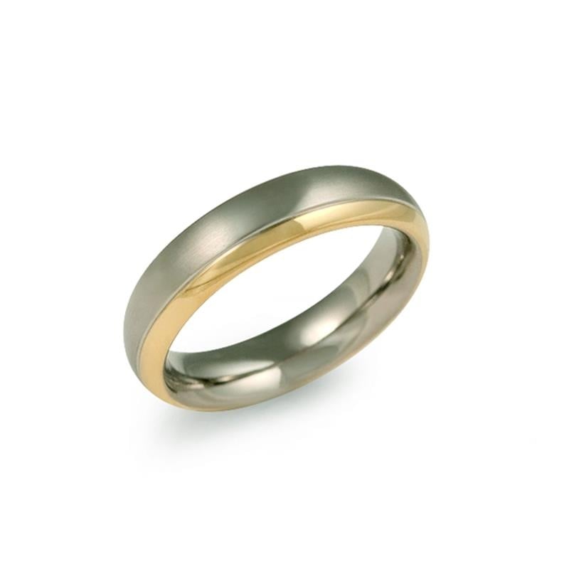 Anillo de titanio bicolor con acabado pulido, mitad gris y mitad dorada.