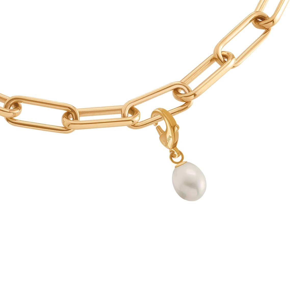 Colgante de titanio dorado con una perla blanca, sujeto a una cadena eslabonada.
