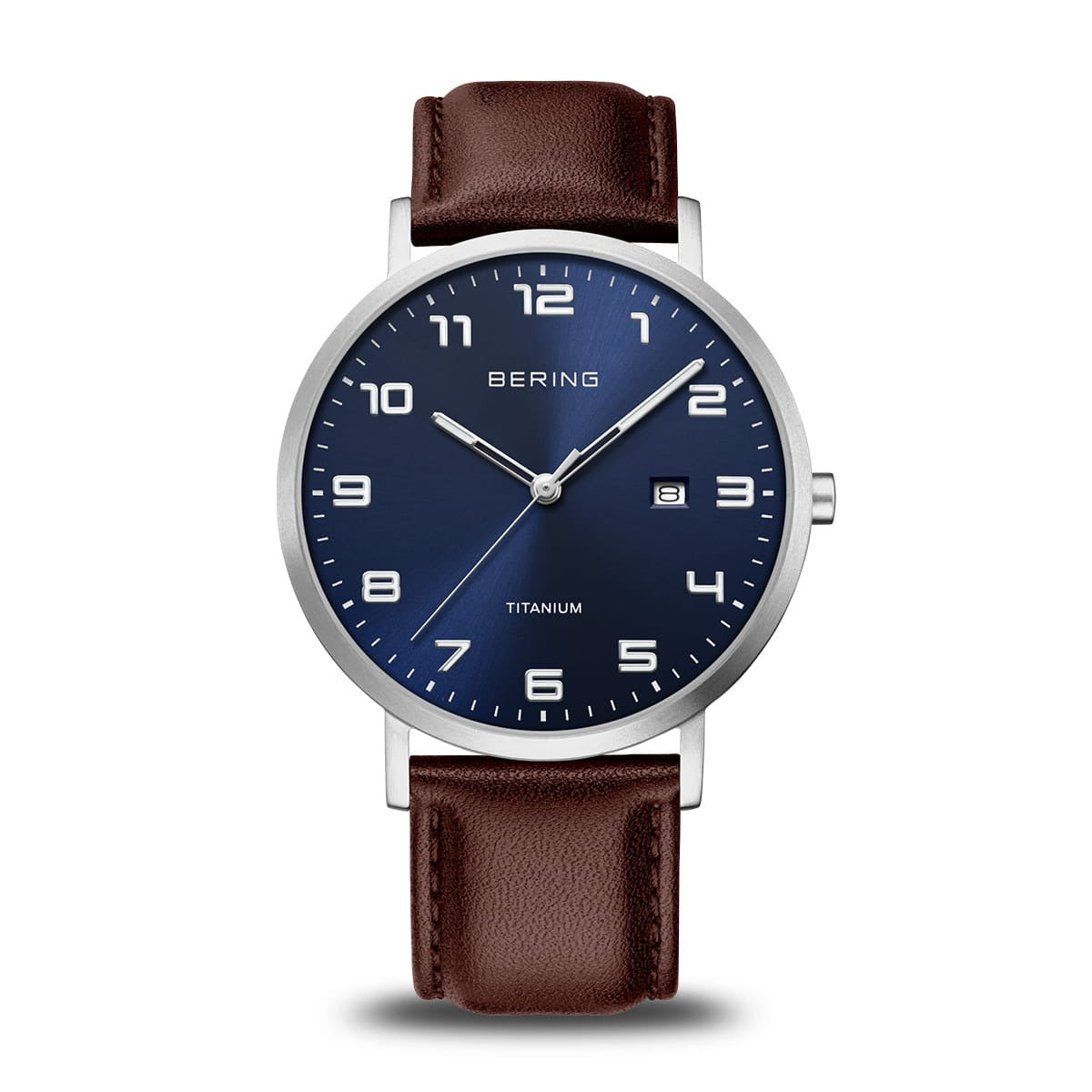 Reloj de hombre con esfera azul, caja de titanio y correa de cuero marrón.