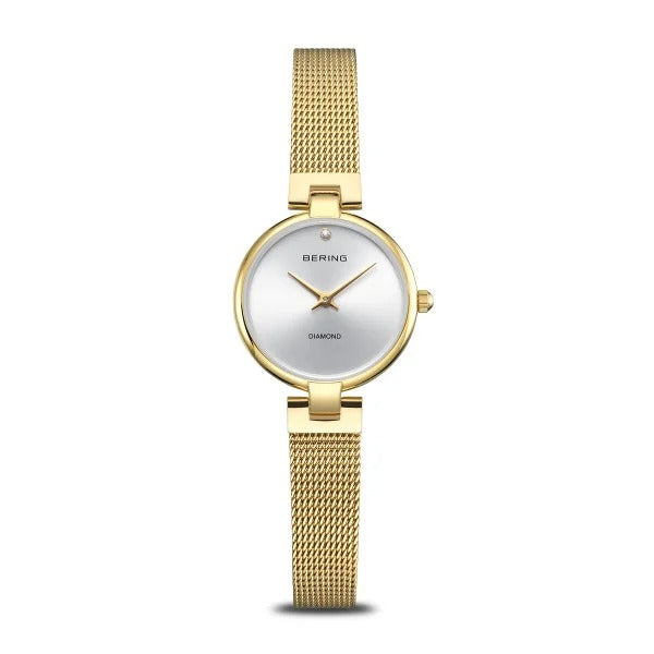 Reloj con esfera plateada y caja dorada, correa de malla dorada.