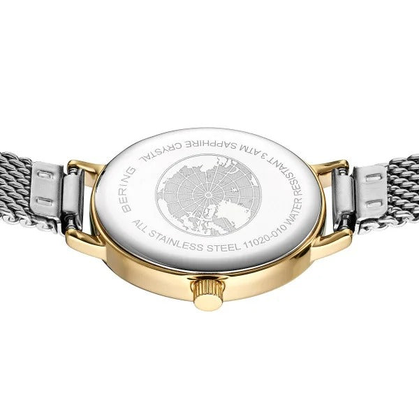 De Bering 11020-010 dameshorloge heeft een gouden en zilveren mesh band, gegraveerde tekst met een wereldkaart, roestvrij staal, saffierglas, quartz uurwerk en waterbestendigheid - een combinatie van stijl en duurzaamheid.
