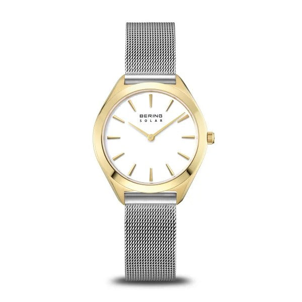 Reloj con caja dorada octagonal, esfera blanca y correa de malla plateada.