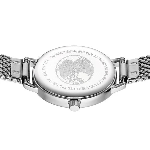 De Bering 11020-004 dameshorloge in zilver heeft een metalen mesh band, gegraveerde wereldkaart op de achterkant, roestvrij staal, saffierglas, 3 ATM waterdichtheid en unieke modeldetails.