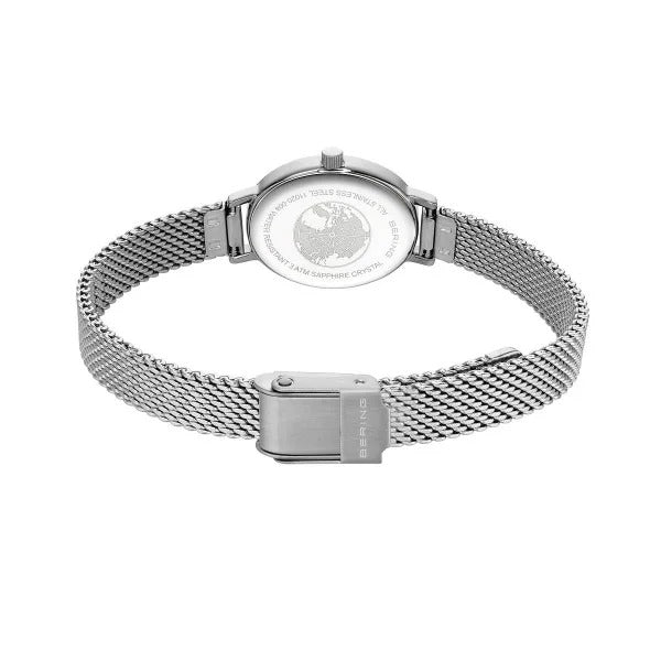 Een zilverkleurige dameshorloge (Bering 11020-004) met gaasband, getoond met zichtbare gegraveerde achterkant en sluiting voorzien van BERING-inscriptie.