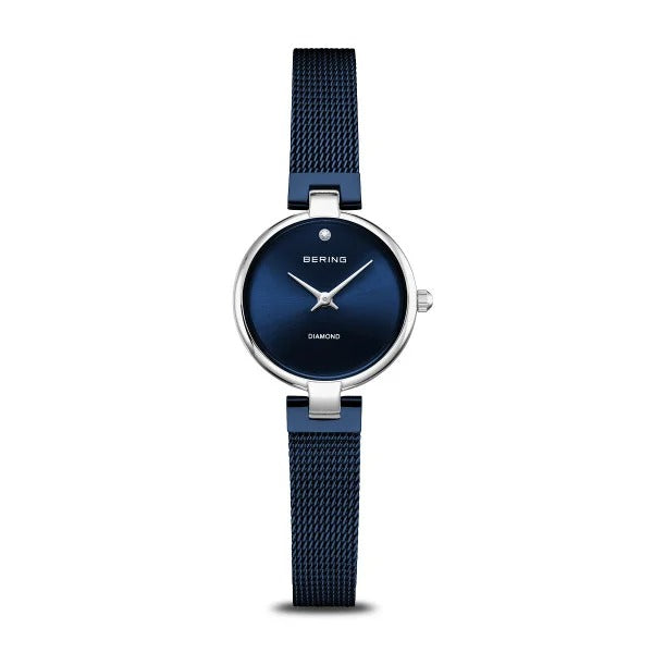 Reloj de esfera azul con correa de malla plateada y detalle minimalista.