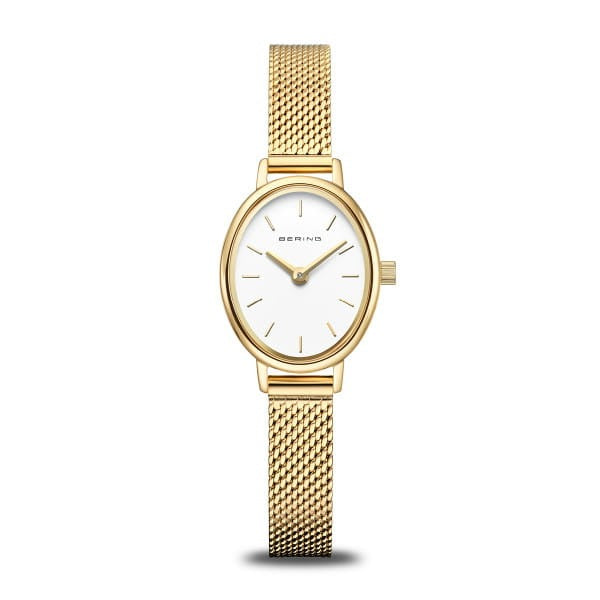 Reloj ovalado con esfera blanca y malla dorada.