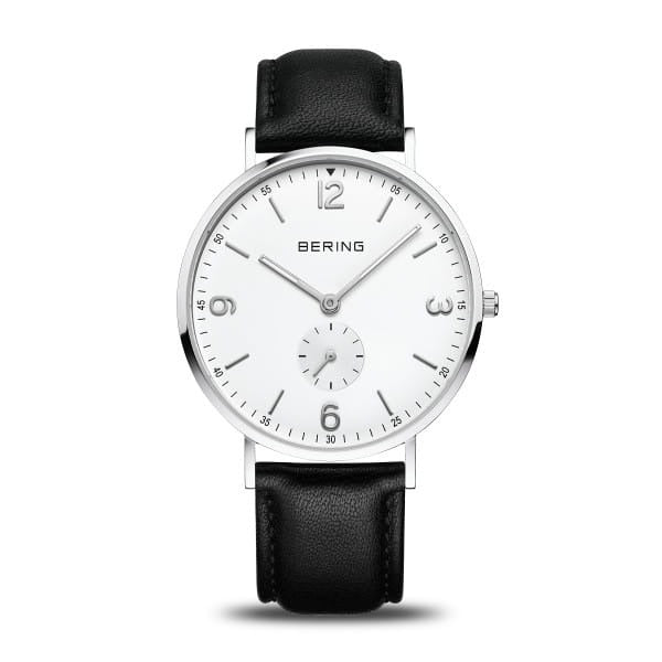 Reloj de esfera blanca con números grandes, correa de cuero negra y caja plateada.