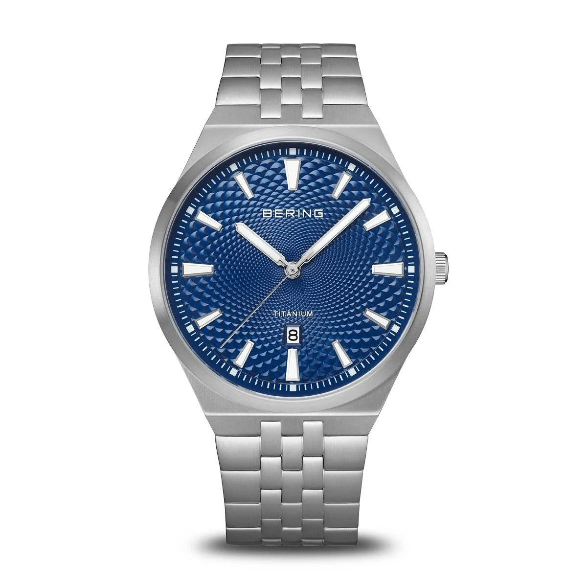 Reloj de titanio cepillado con esfera guilloché azul y correa de eslabones plateados.