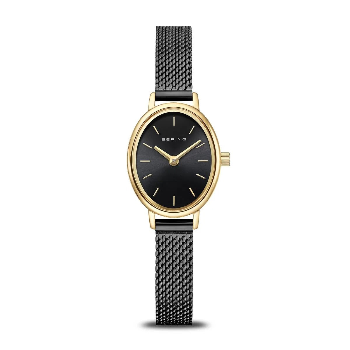 Reloj ovalado con esfera negra, caja dorada y correa de malla negra.