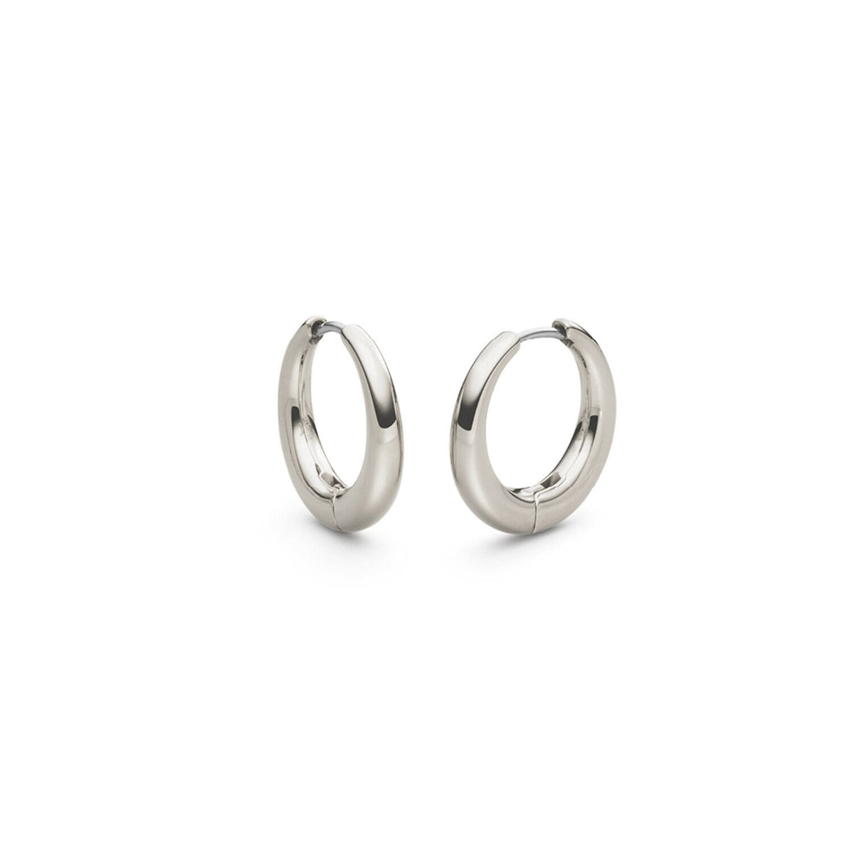 Pendientes de aro de titanio en acabado plateado, con diseño liso y cierre de bisagra.