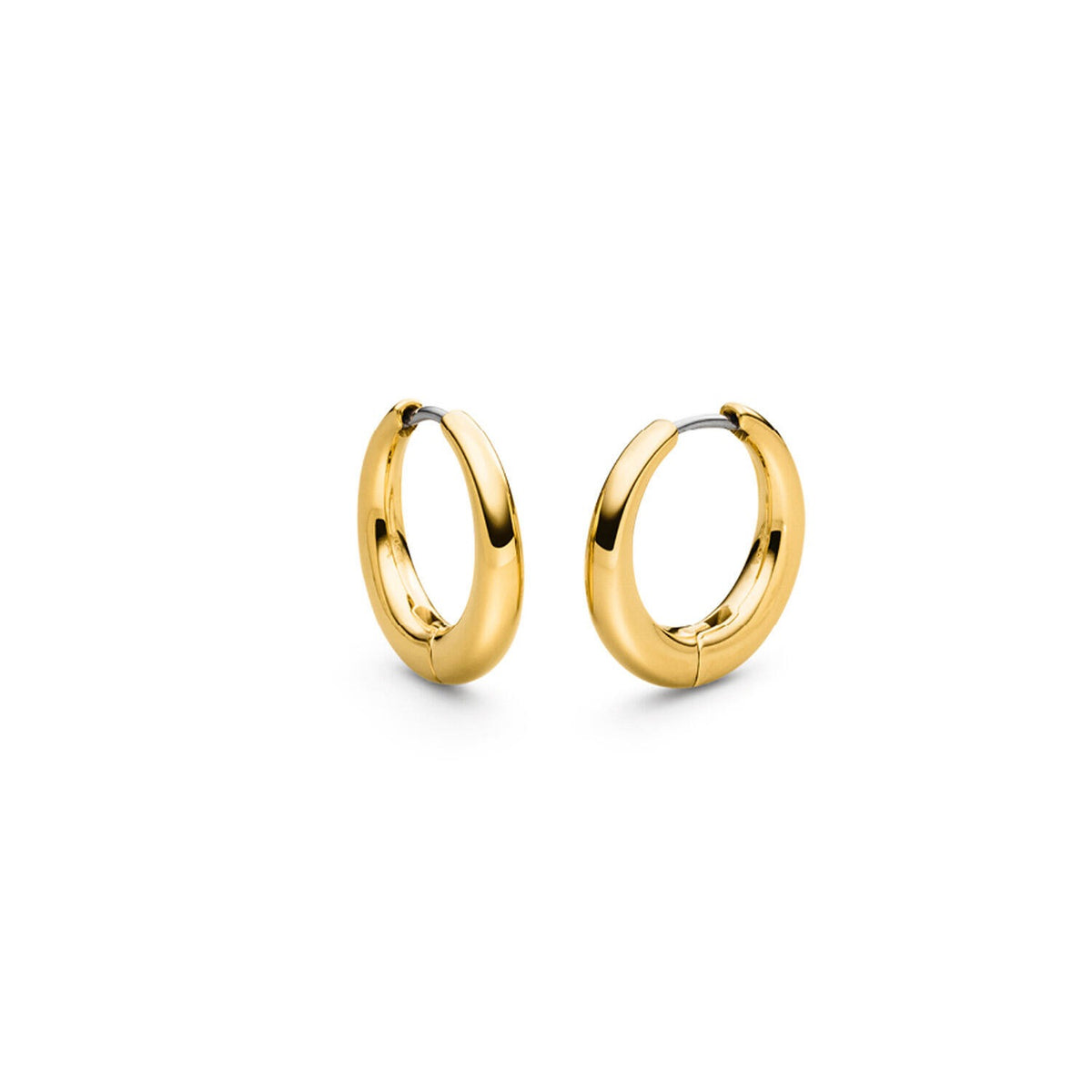 Aros de titanio dorados con un diseño liso y redondeado.