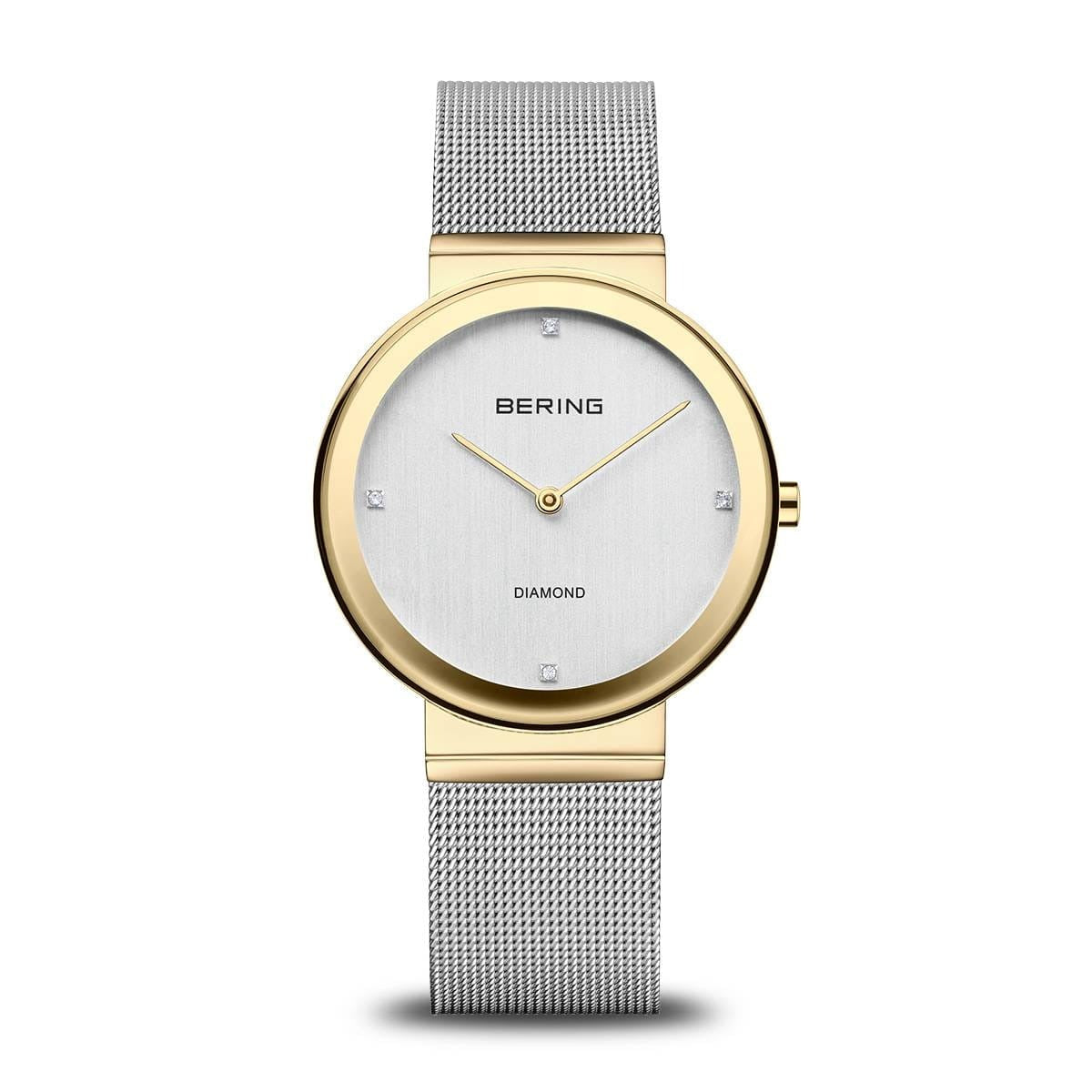 Dames horloge met een zilveren mesh-band, gouden kast en een witte wijzerplaat met subtiele steentjes.