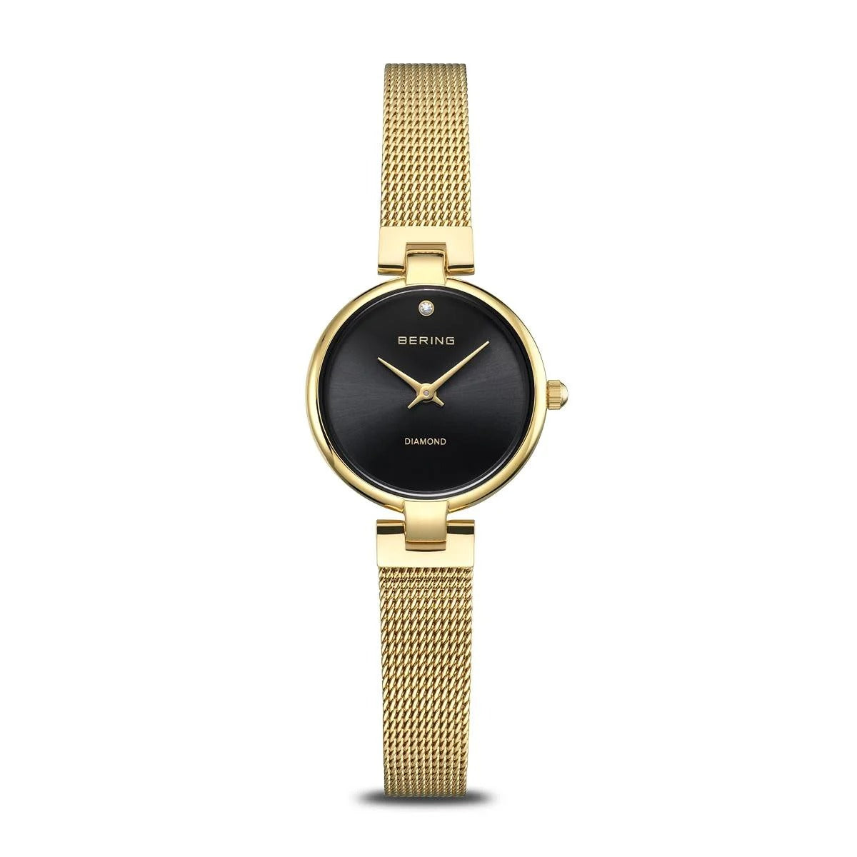 Reloj con esfera negra y correa de malla dorada.