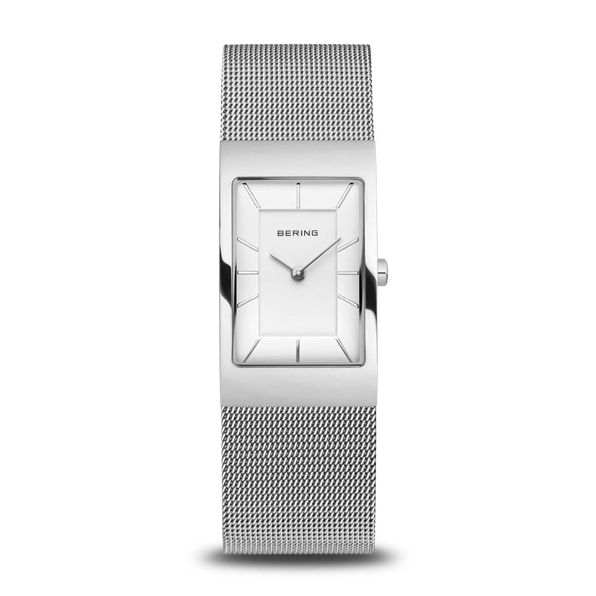Reloj de dama con esfera blanca, caja rectangular y correa de malla metálica plateada.