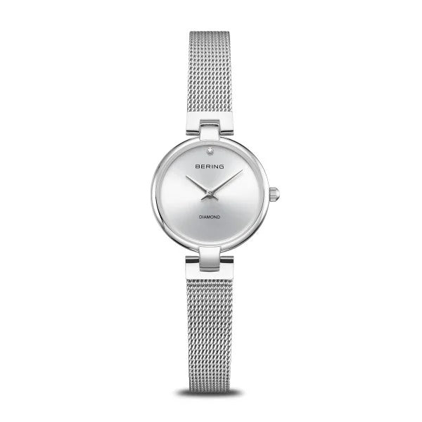 Reloj de mujer Bering Classic con caja redonda de acero inoxidable pulido y correa de malla plateada.