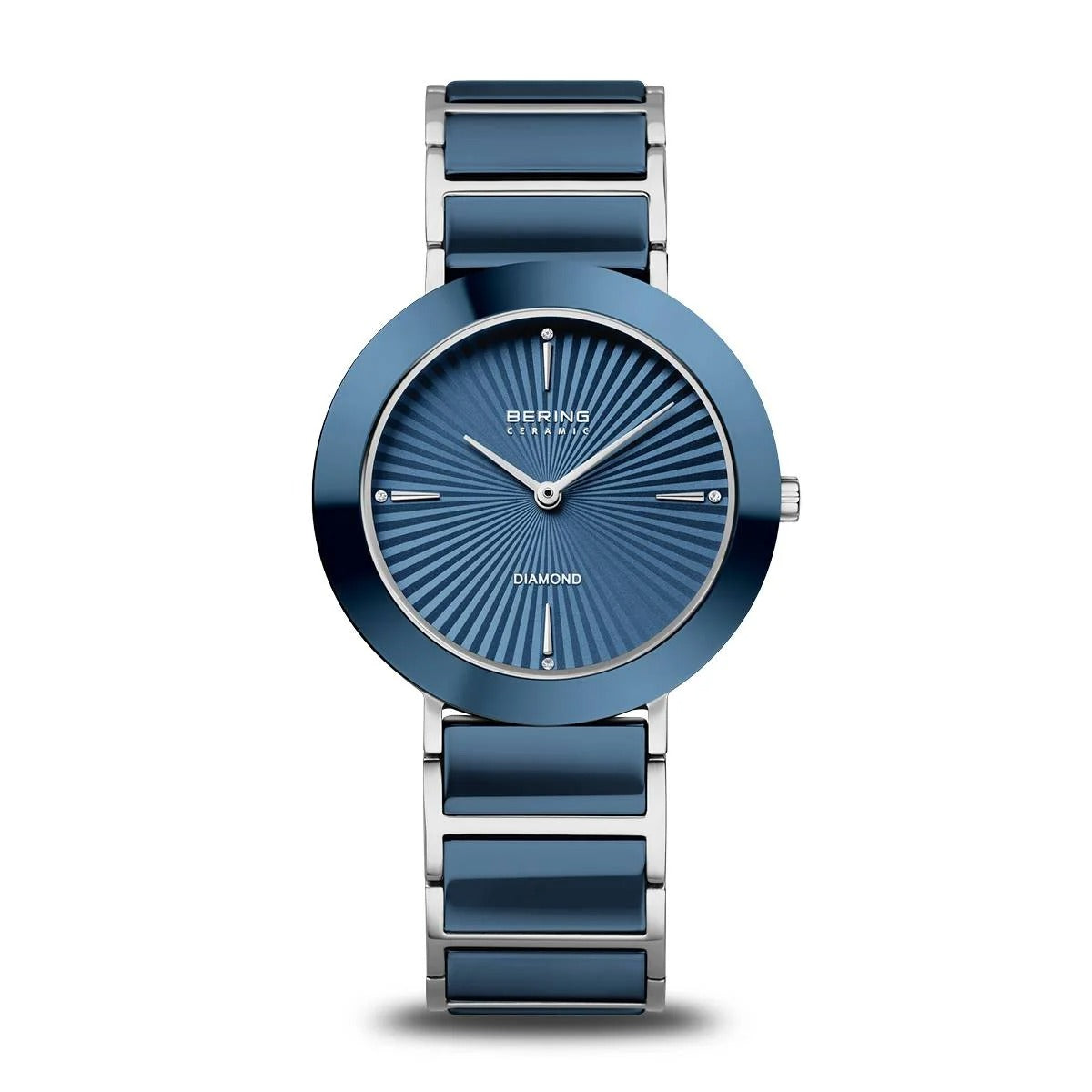 Reloj de cerámica azul con esfera estriada y correa de eslabones metálicos.