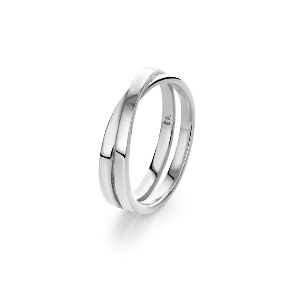 Anillo de plata 925 con diseño liso y detalles en relieve, forma redonda.