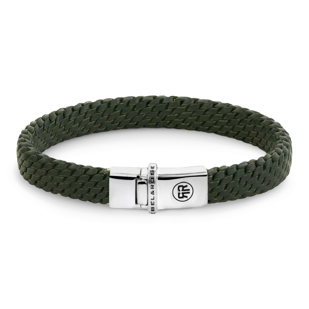 Pulsera trenzada verde con cierre plateado y logotipo.