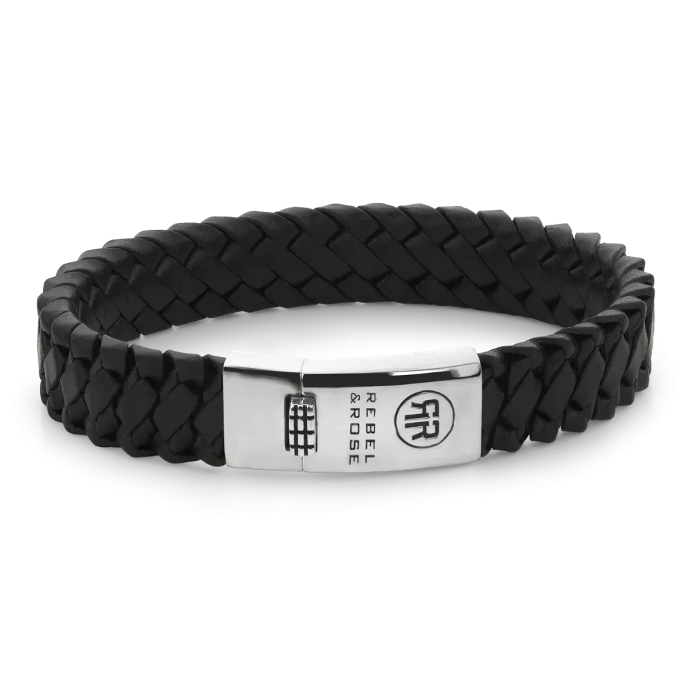 Pulsera trenzada negra con cierre de acero inoxidable.