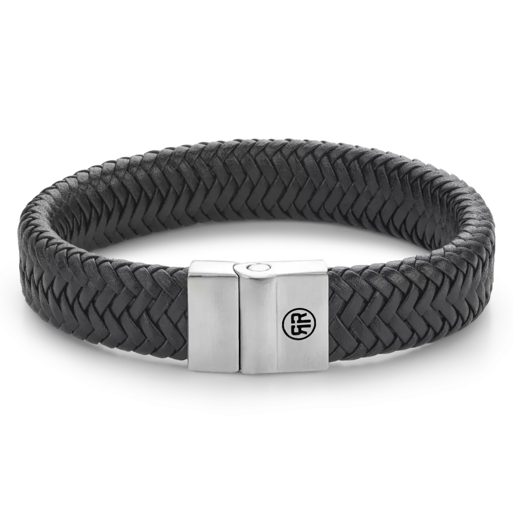 De Rebel & Rose Full Metal Plaid Black Matt 15mm armband heeft gevlochten zwart leer, een zilveren sluiting met een gegraveerd logo en is afgebeeld op een lichtgrijze achtergrond.