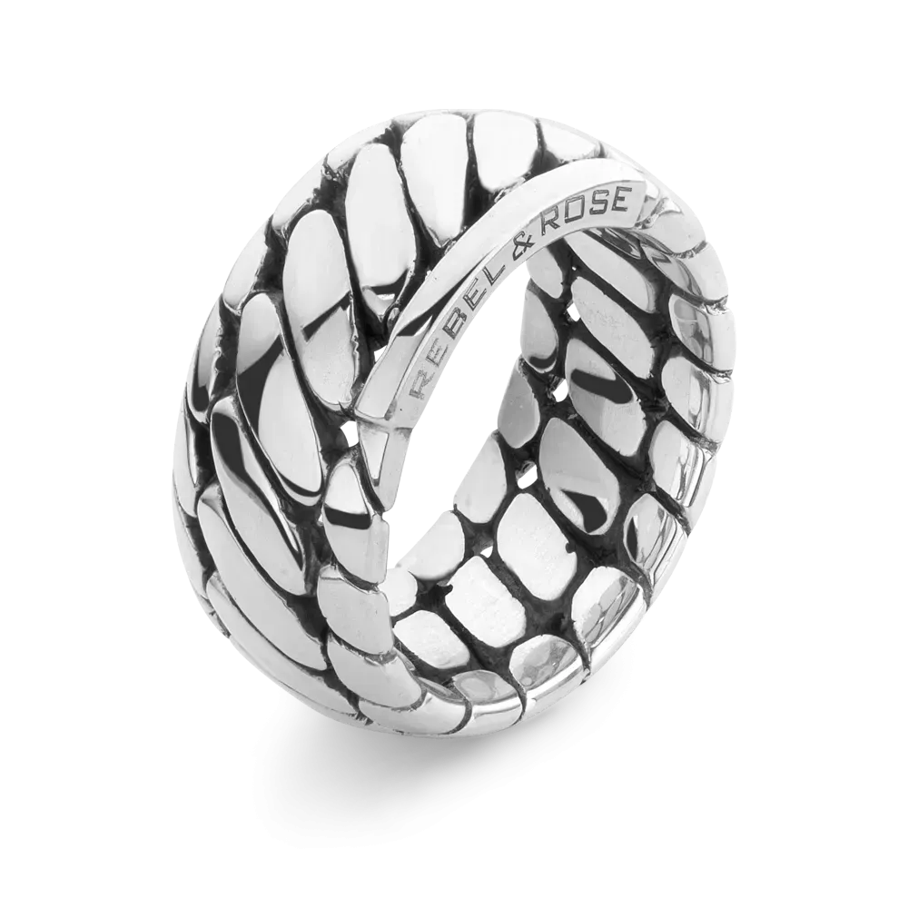 Anillo de hombre de plata con diseño trenzado y acabado pulido brillante.