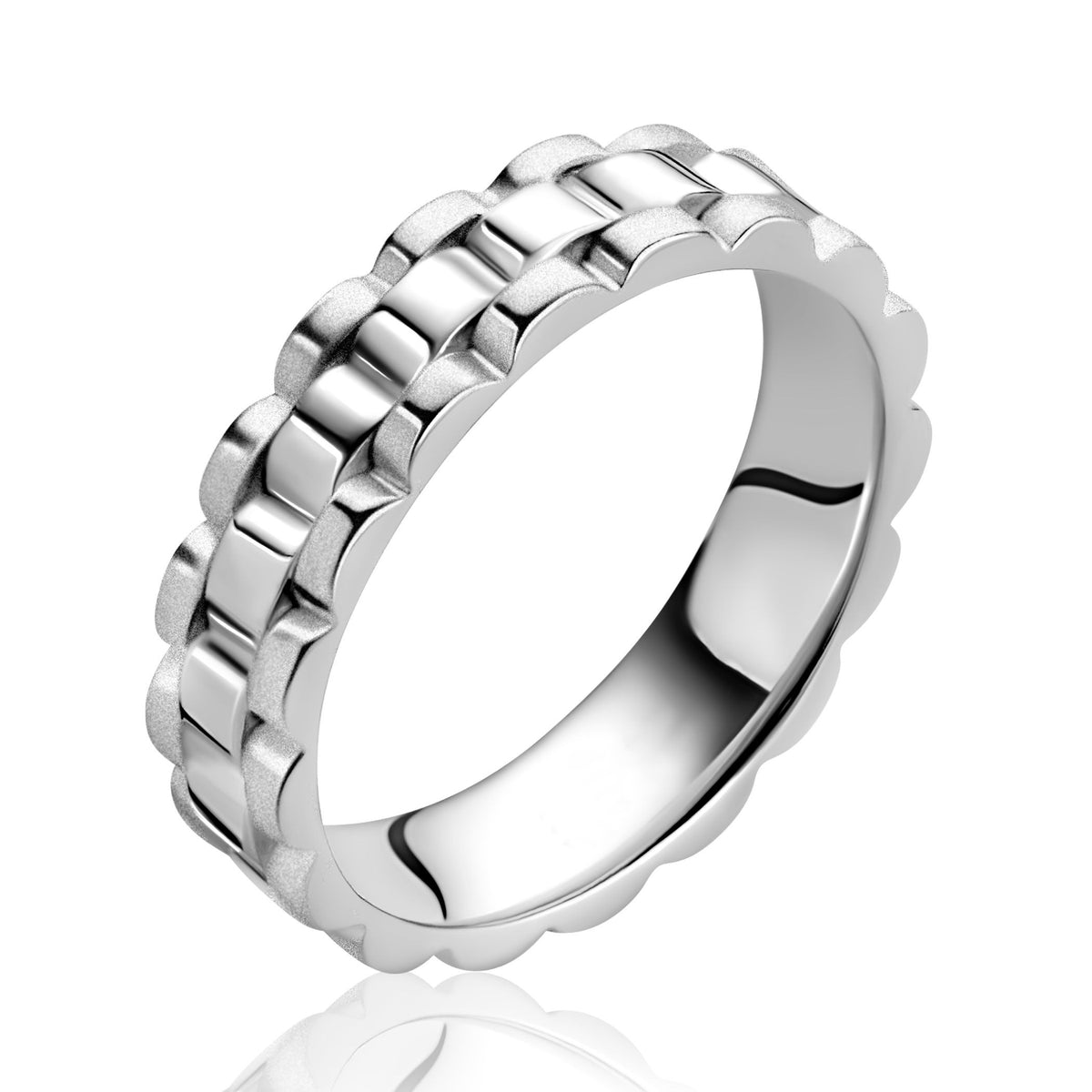 Anillo de plata con diseño de eslabones y acabado pulido.