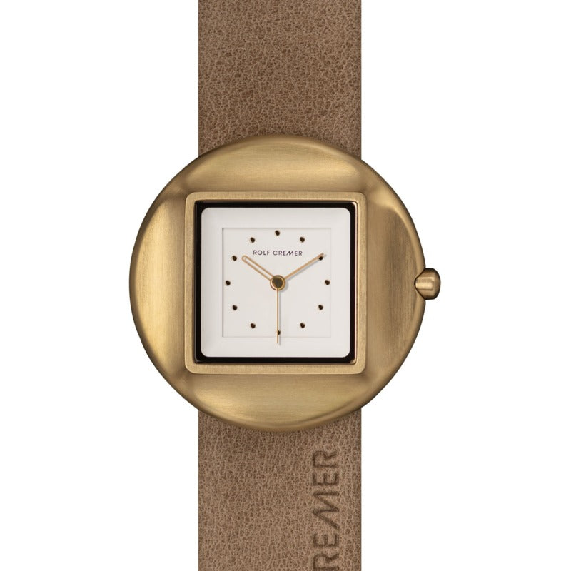 Reloj cuadrado con caja dorada y esfera blanca, correa de cuero marrón claro.