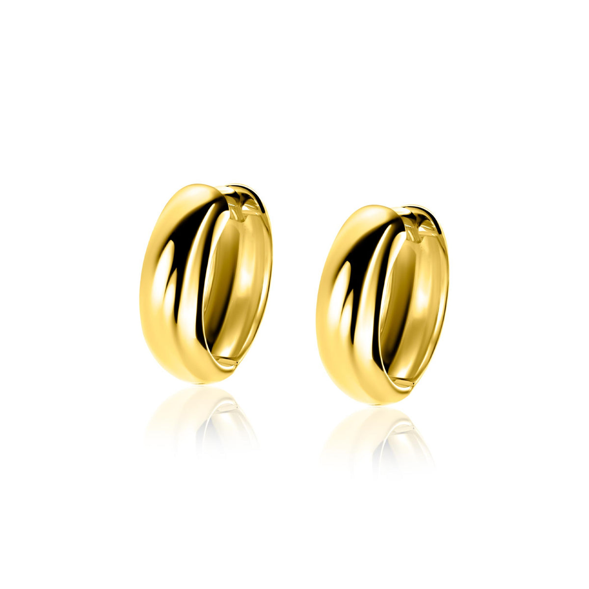 Pendientes de aro dorados con un diseño liso y brillante.