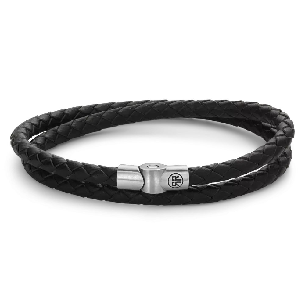 Pulsera de cuero trenzado negro con cierre de metal plateado.