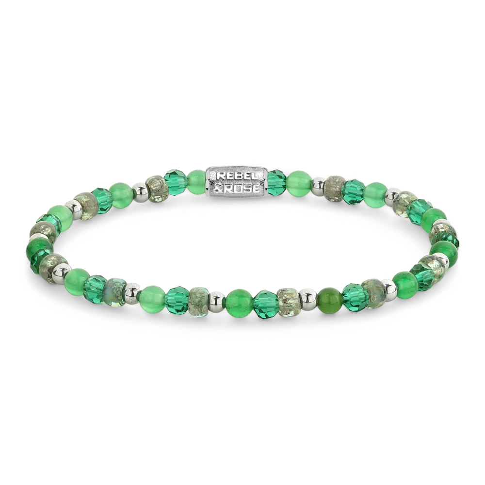 Pulsera de cuentas plateada con piedras verdes y detalles brillantes.