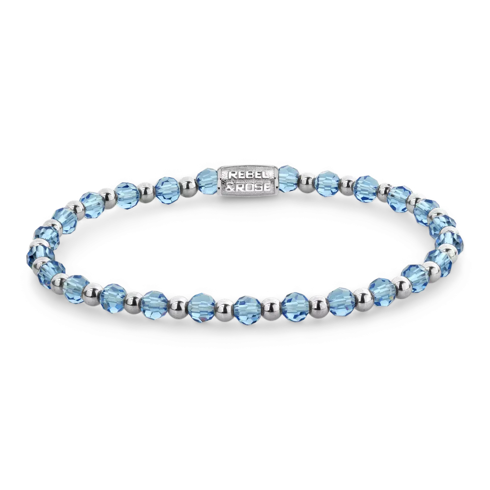 Pulsera de cristal azul con detalles plateados y cierre de metal.
