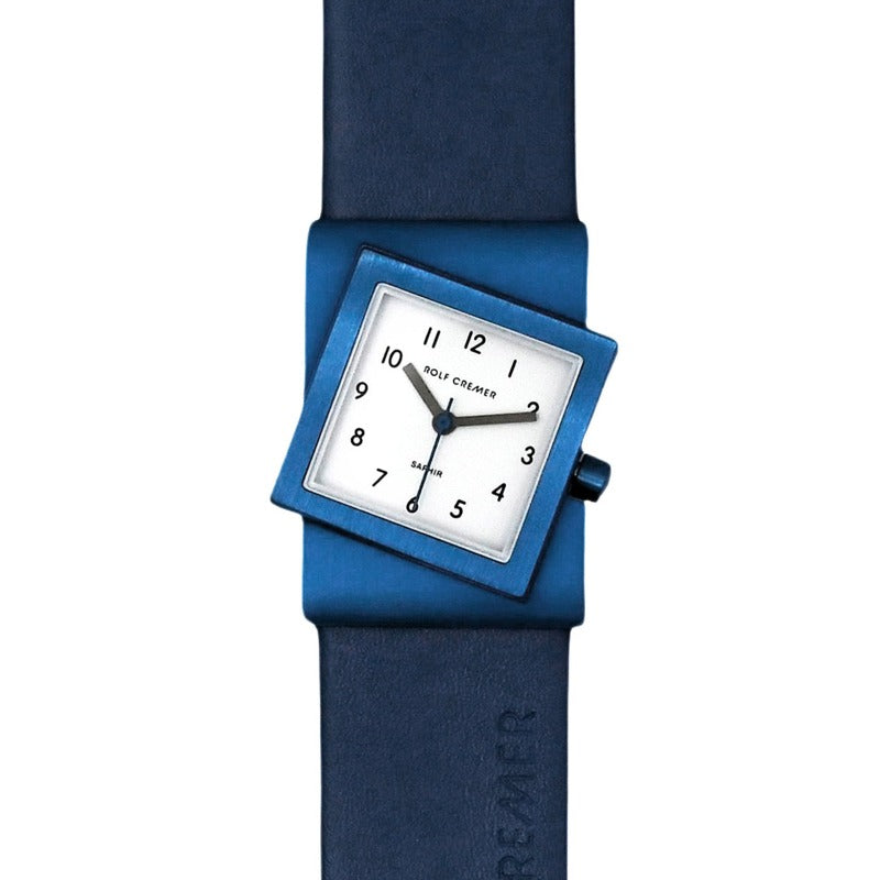 Reloj cuadrado azul con esfera blanca y correa de silicona azul.