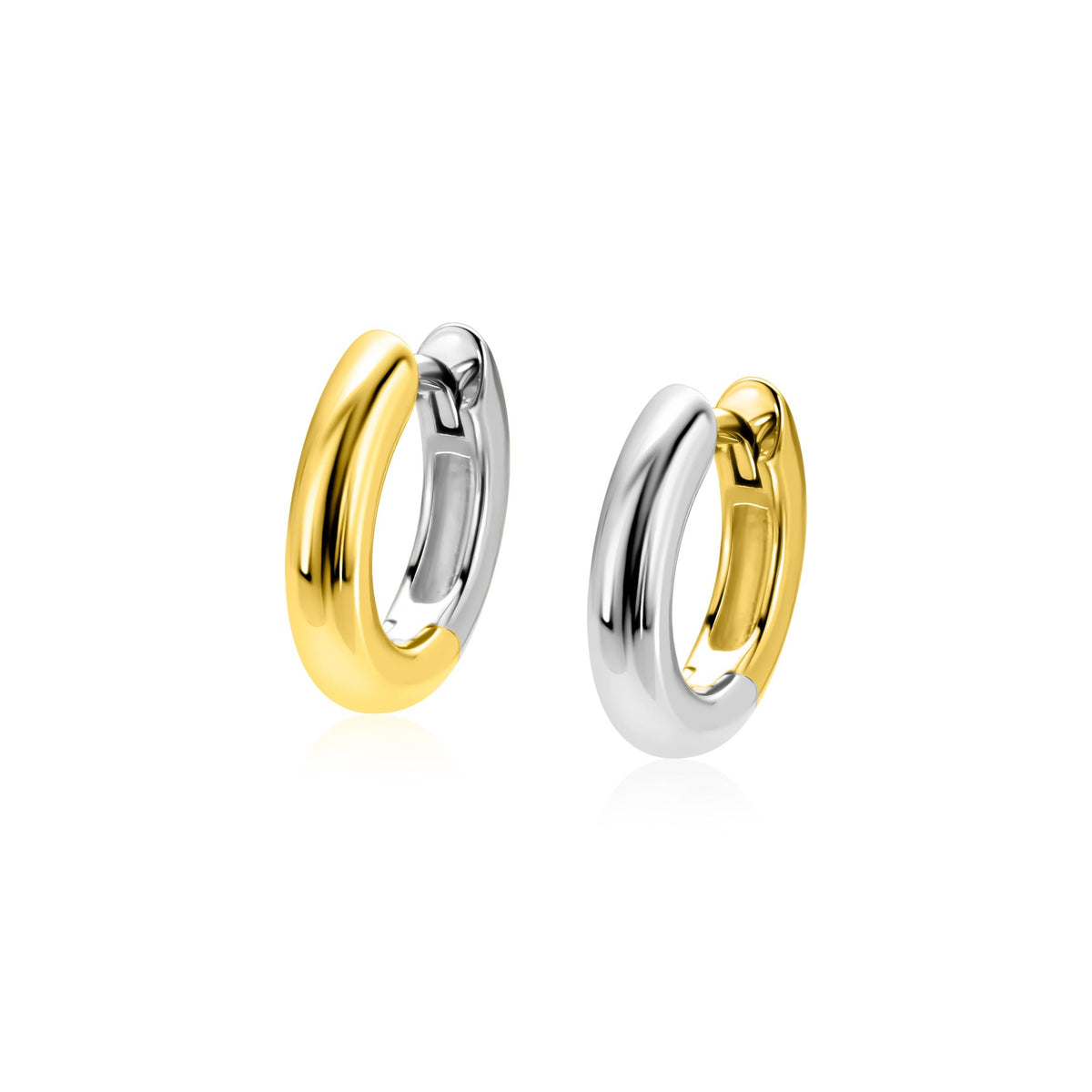 Pendientes de aro en plata y oro, con un diseño pulido y moderno.