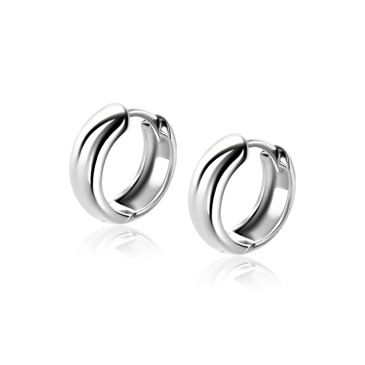 Pendientes de aro plateados con un diseño curvado y pulido.