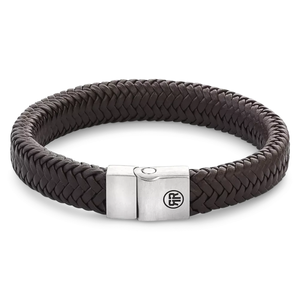 Pulsera de cuero trenzado marrón mate con cierre de metal plateado.