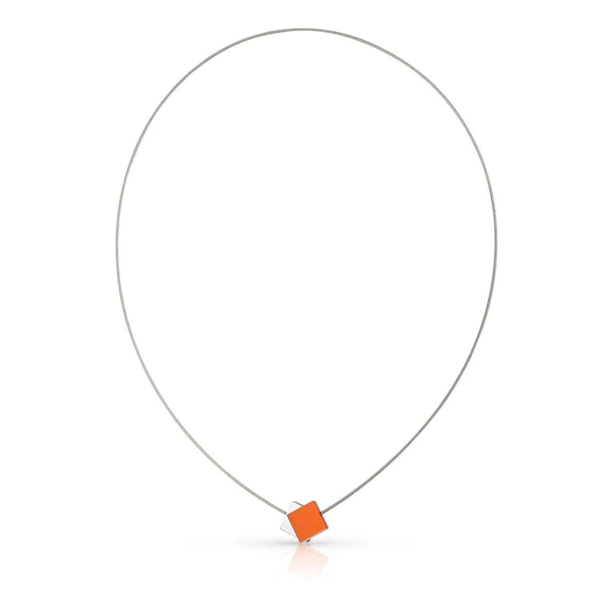 Collar de acero con un colgante cuadrado naranja en el centro.