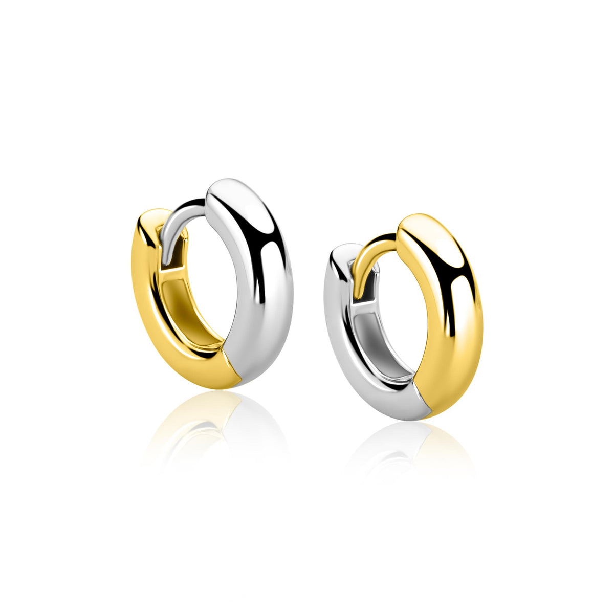 Pendientes de aro en plata y dorado, con un diseño moderno y brillante.