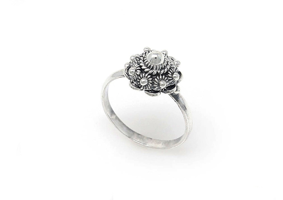 Anillo de botón de Zeeland en plata con diseño floral y detalle central.