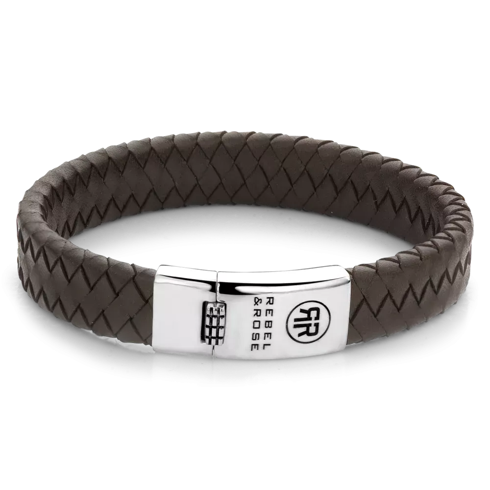 Pulsera trenzada de cuero marrón con cierre de acero inoxidable.