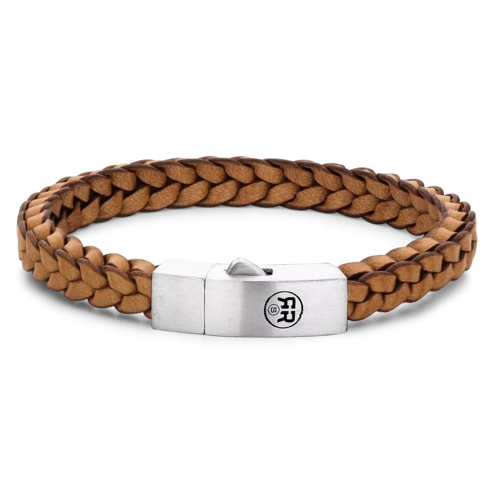 Pulsera trenzada de cuero color cognac con cierre de acero inoxidable.