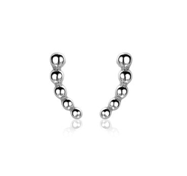 Pendientes largos de plata con varias esferas brillantes en diferentes tamaños.