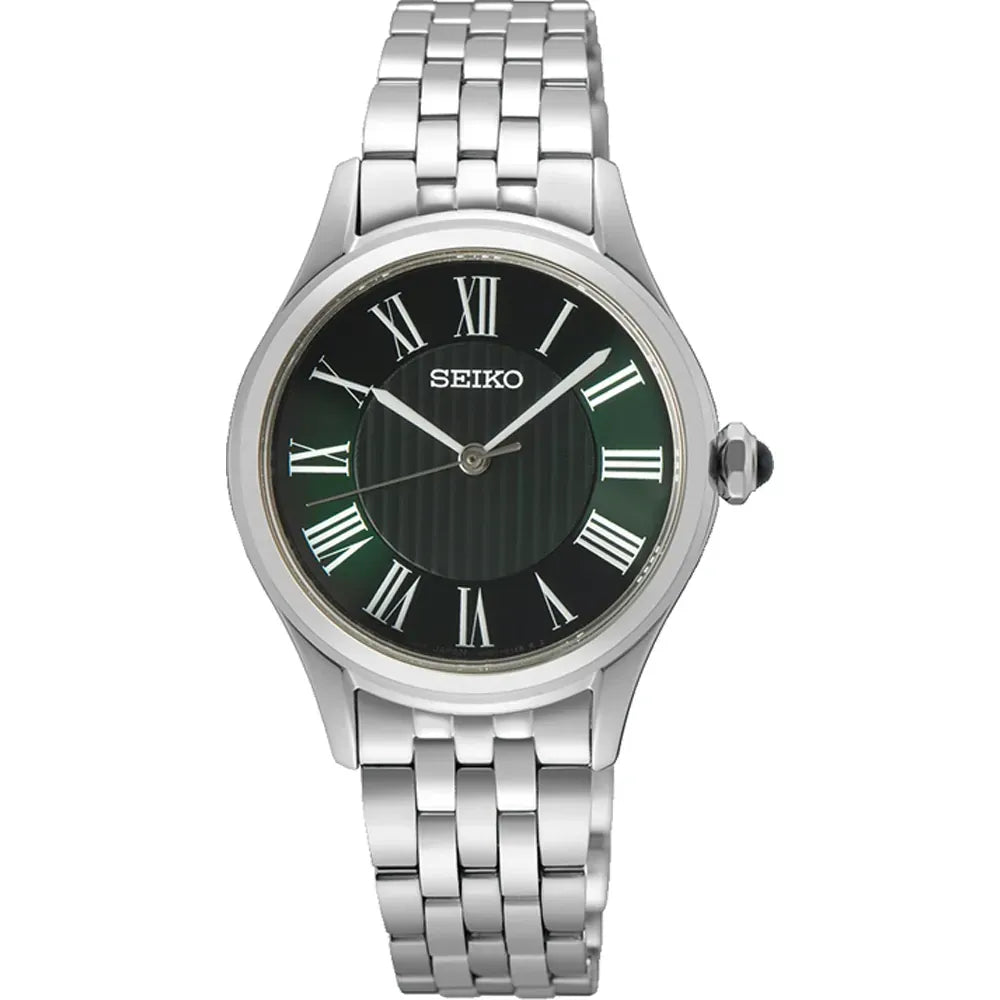 Het Seiko dames horloge SUR611P1 heeft een zilverkleurige metalen band, donkergroene ronde wijzerplaat met witte Romeinse cijfers, quartz uurwerk, een kroon aan de rechterkant en duurzaam saffierglas voor krasbescherming.