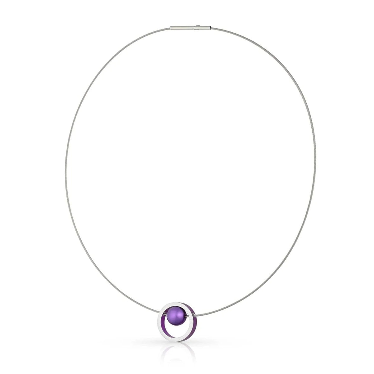 Collar de metal plateado con un colgante circular y una esfera morada en el centro.