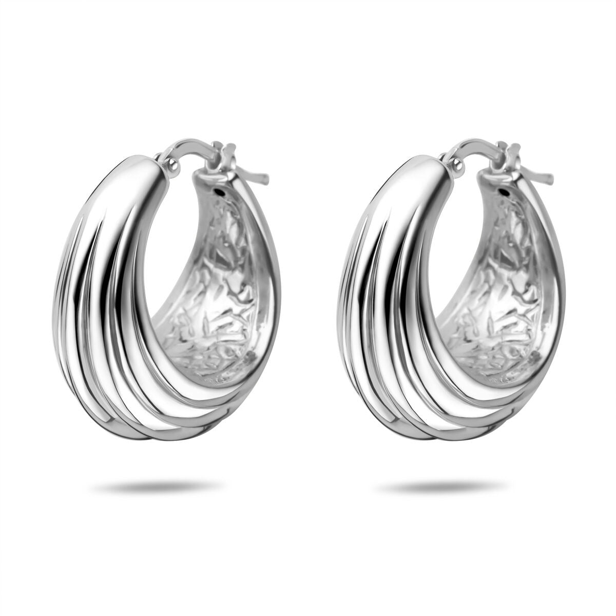 Pendientes de aro de plata 925 rodiada, con diseño ondulado y acabado brillante, de 25,5 x 14 mm.