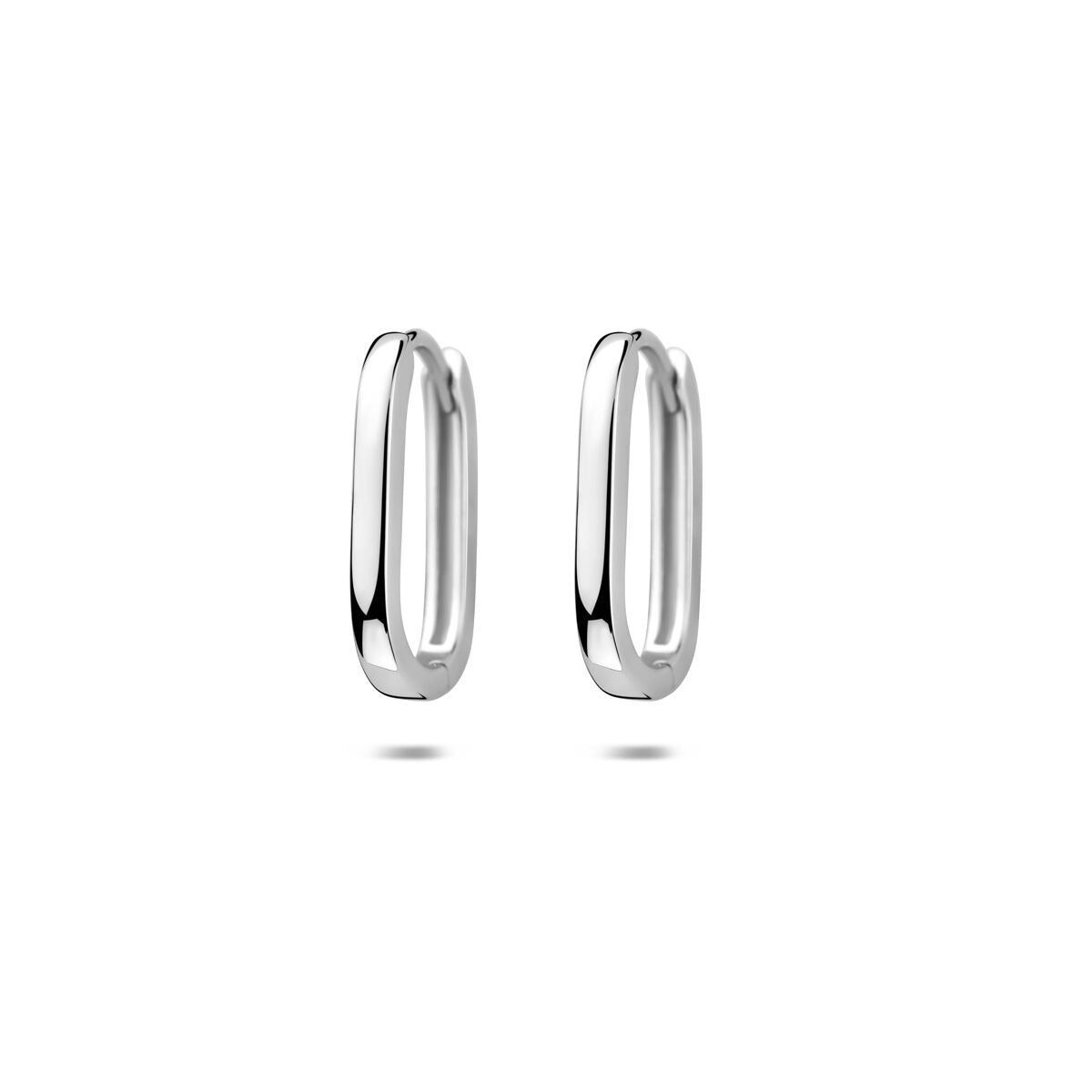 Pendientes de aro plateados, con un acabado brillante y diseño delgado.
