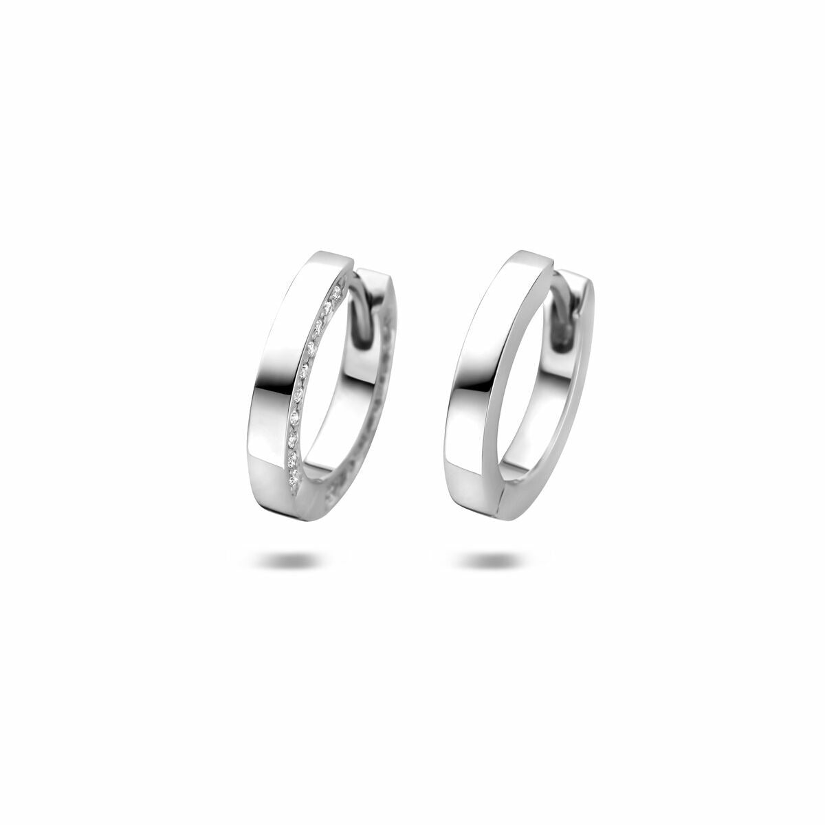 Aros de mujer de plata rodiada de 925 con circonitas, de 14,5 mm de diámetro.